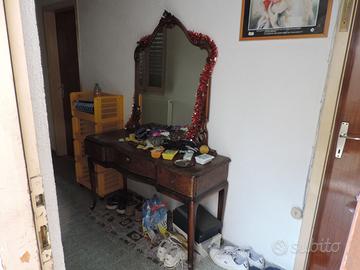 Mobili rivestiti in radica di noce