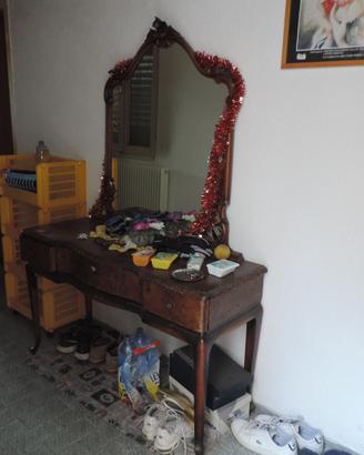 Mobili rivestiti in radica di noce