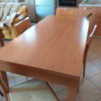 Tavolo in legno con sedie