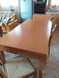 Tavolo in legno con sedie