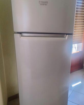 Frigorifero Hotpoint Ariston con freezer 
