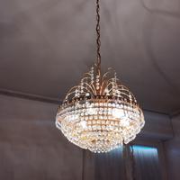 Lampadario classico in ottone dorato con cristalli