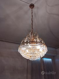 Lampadario classico in ottone dorato con cristalli