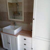 bagno con colonna in frassino ante cassetti