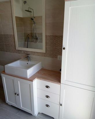 bagno con colonna in frassino ante cassetti