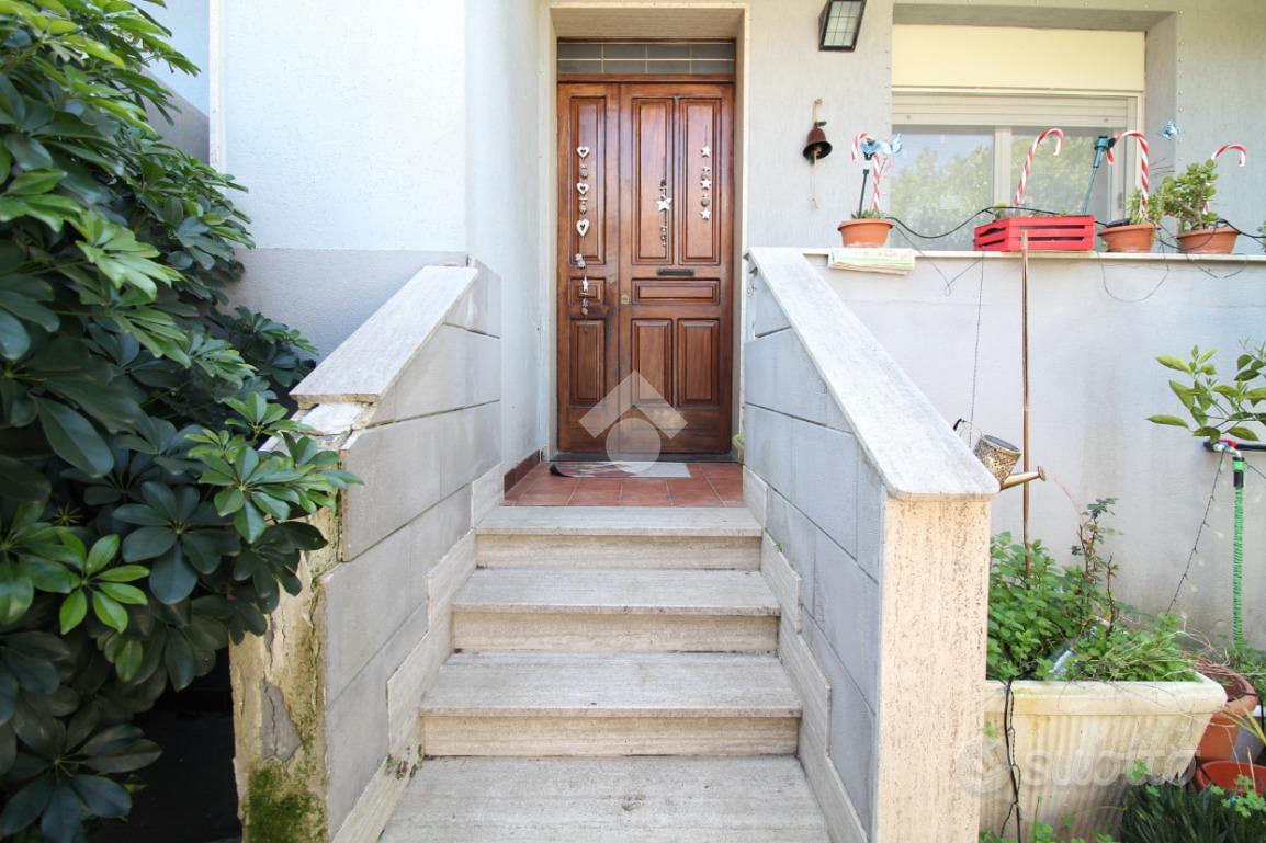 VILLA A SCHIERA A BRINDISI - Vista 4