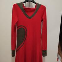 vestito rosso con cappuccio 