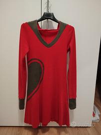 vestito rosso con cappuccio 