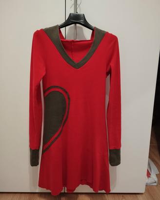 vestito rosso con cappuccio 