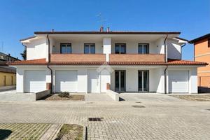 VILLA A SCHIERA CENTRALE A LUZZARA