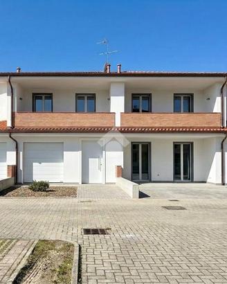 VILLA A SCHIERA CENTRALE A LUZZARA
