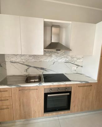 Cucina + tavolo con sedie