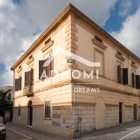 Intera Palazzina D'epoca In Centro Storico