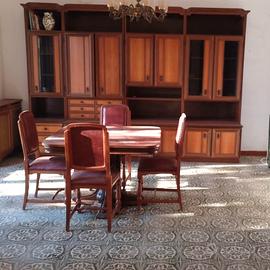 Mobile da soggiorno con tavolo estensibile e sedie