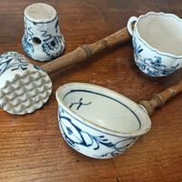 Antichi utensili da cucina in ceramica blu/bianca