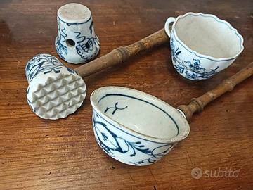 Antichi utensili da cucina in ceramica blu/bianca