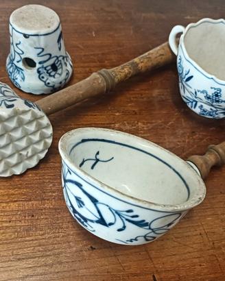 Antichi utensili da cucina in ceramica blu/bianca