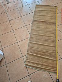 una stuoia in paglia per la spiaggia