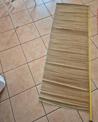 una stuoia in paglia per la spiaggia