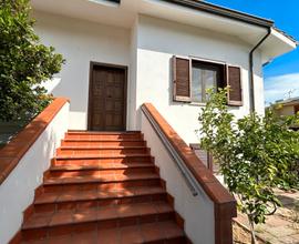 Villa unifamiliare libera su tre lati