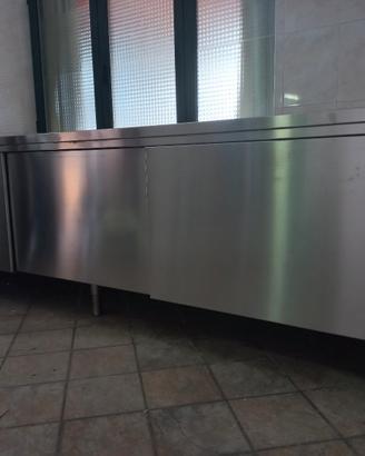 Tavolo in acciaio inox armadiato da 300 cm