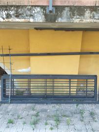 porta in ferro battuto con cornice 