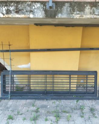 porta in ferro battuto con cornice 