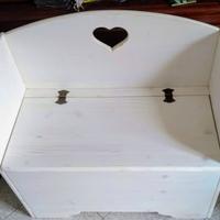 Cassapanca nuova in legno col cuore