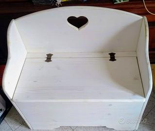 Cassapanca nuova in legno col cuore