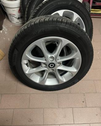Cerchi  da 15 completi di gomme Smart 453