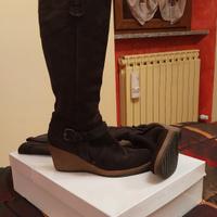 Stivali marroni scuro.