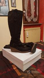 Stivali marroni scuro.