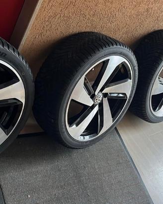 Set completo con gomme e 4 cerchi originali vw