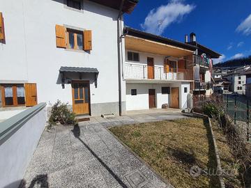 AMPIA CASA IN LINEA CON CORTE E GIARDINO DI PRO...