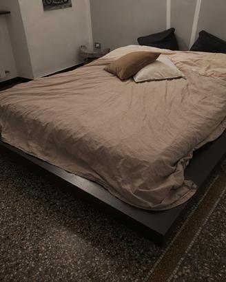 Letto giapponese con sponde