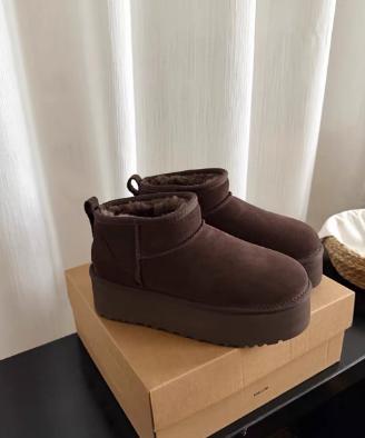 Stivali da neve UGG da donna con tacco alto 38