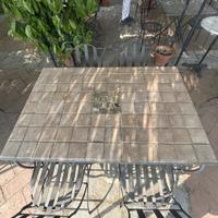 Tavolo in ferro con piano di cotto