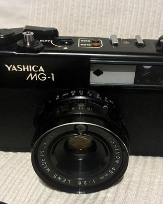 Macchina fotografica Yashica MG-1  35mm