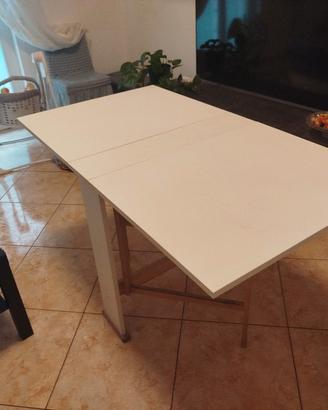 Tavolo in legno salvaspazio