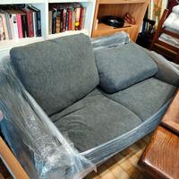 Divano 2 posti in tessuto grigio marca Seven