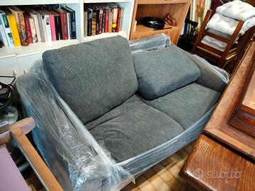 Divano 2 posti in tessuto grigio marca Seven