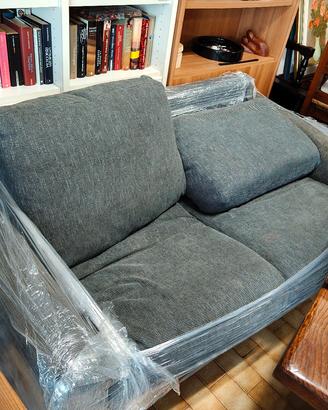 Divano 2 posti in tessuto grigio marca Seven