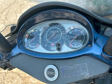 Scooter 250 aprilia leonardo