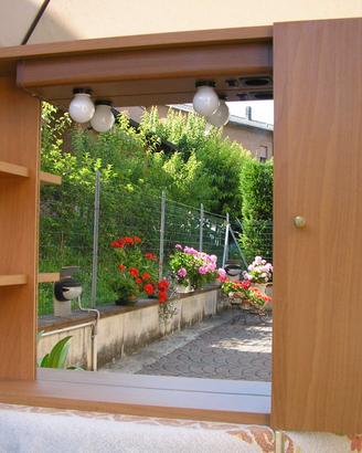 splendido mobiletto bagno con specchiera