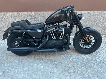 HARLEY DAVIDSON SPORTSTER 883 IRON - TOTAL BLACK