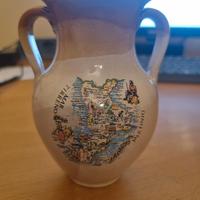 Souvenir in ceramica a forma di brocca, decorato