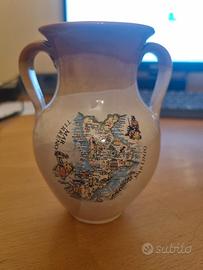 Souvenir in ceramica a forma di brocca, decorato