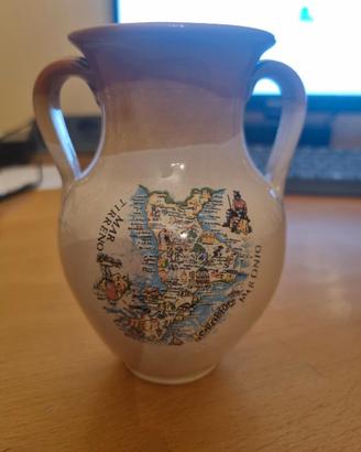 Souvenir in ceramica a forma di brocca, decorato