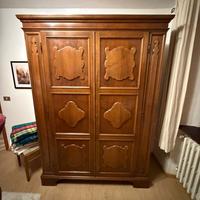 Armadio in legno massello stile classico vintage