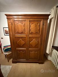 Armadio in legno massello stile classico vintage